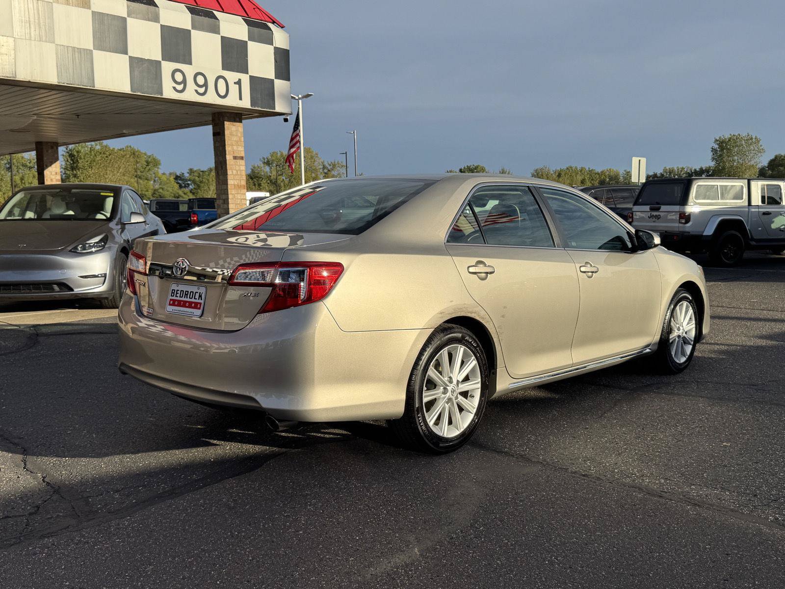 Used 2014 Toyota Camry XLE w/ Leather Package FWD image 7