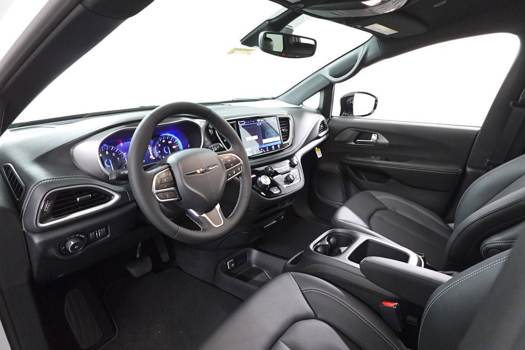 New 2026 Chrysler Pacifica Select image 13