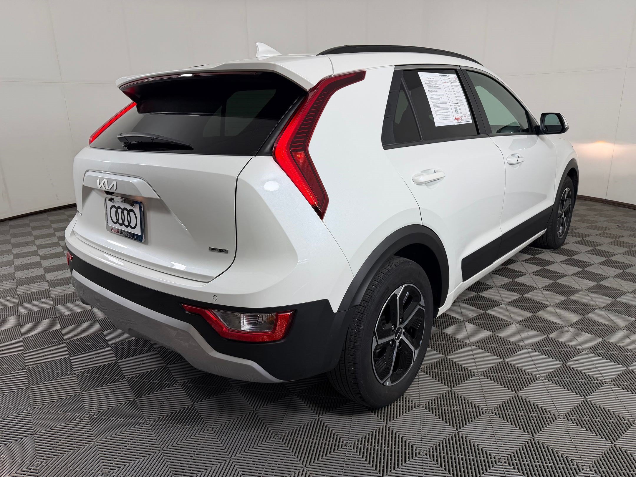 Used 2024 Kia Niro EX w/ EX Cold Weather Package FWD image 9