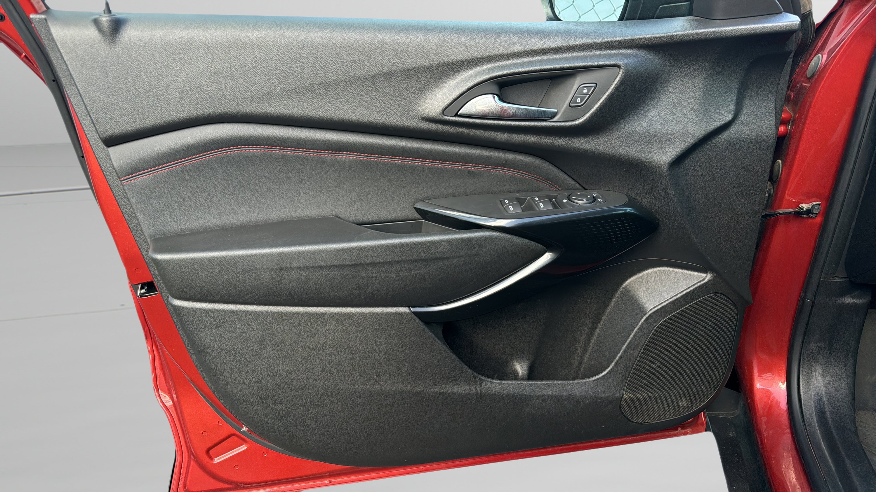 Used 2024 Chevrolet Trax RS w/ Sunroof Package FWD image 21