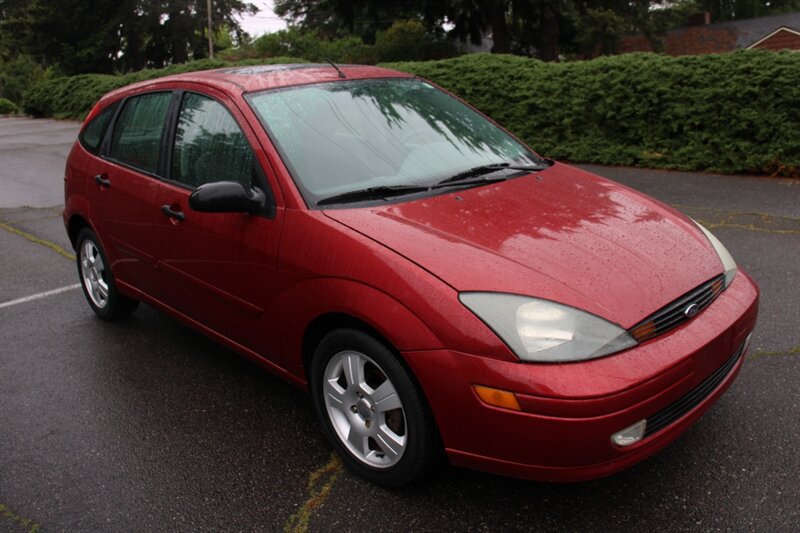 Used 2004 Ford Focus ZX5 Hatchback FWD image 2