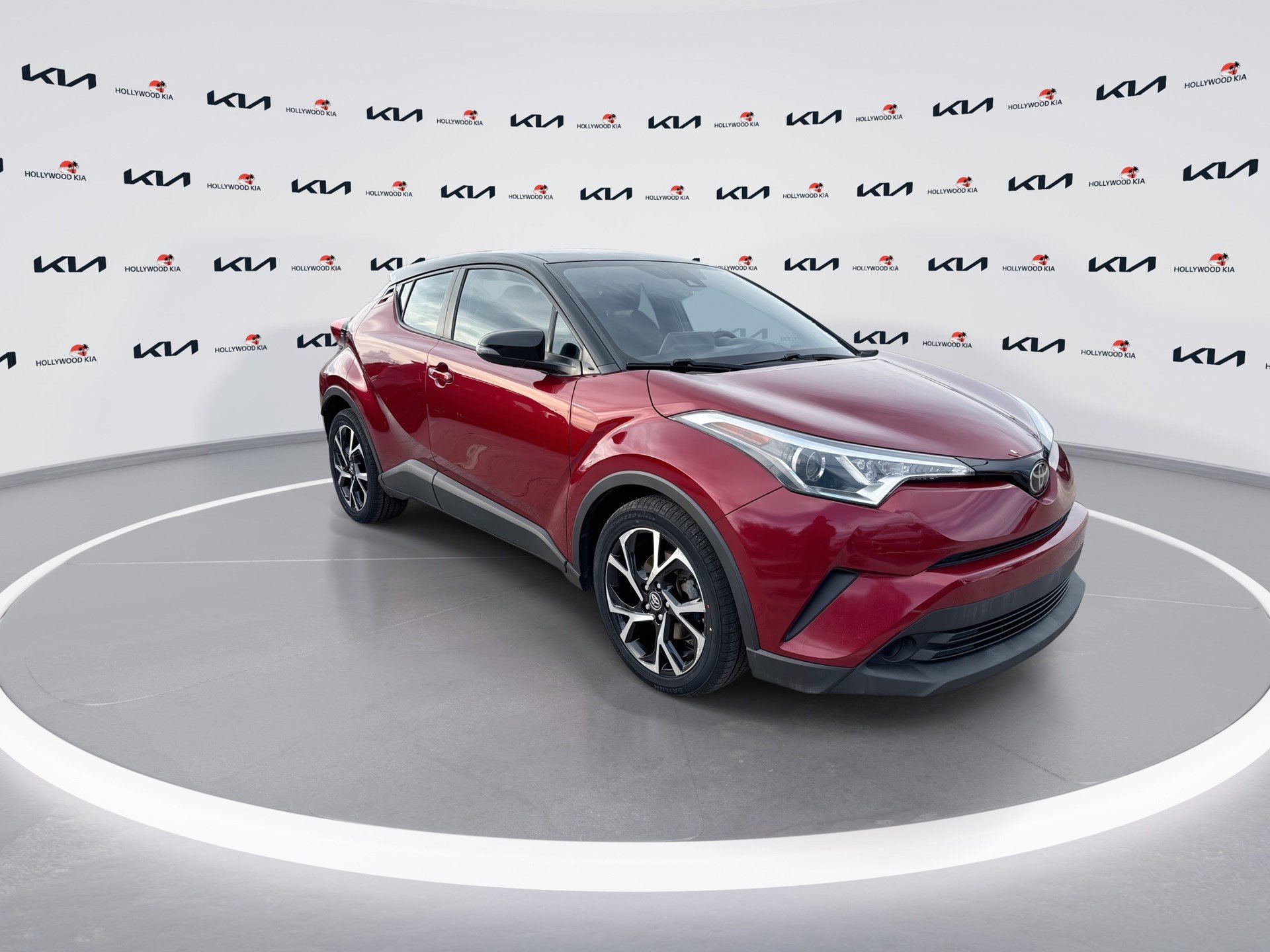 Used 2019 Toyota C-HR XLE FWD image 2