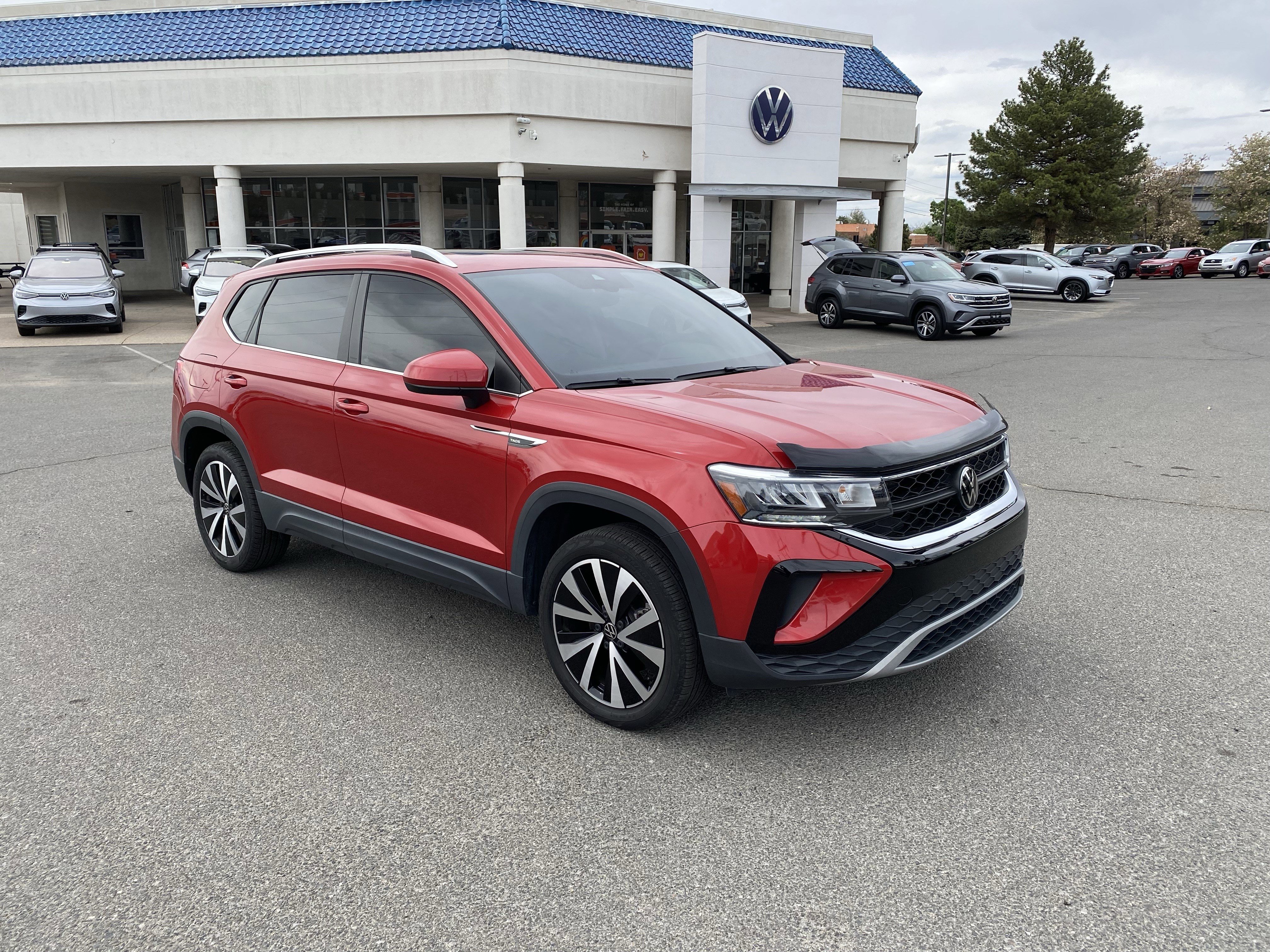 Used 2023 Volkswagen Taos SE w/ Panoramic Sunroof Package image 2