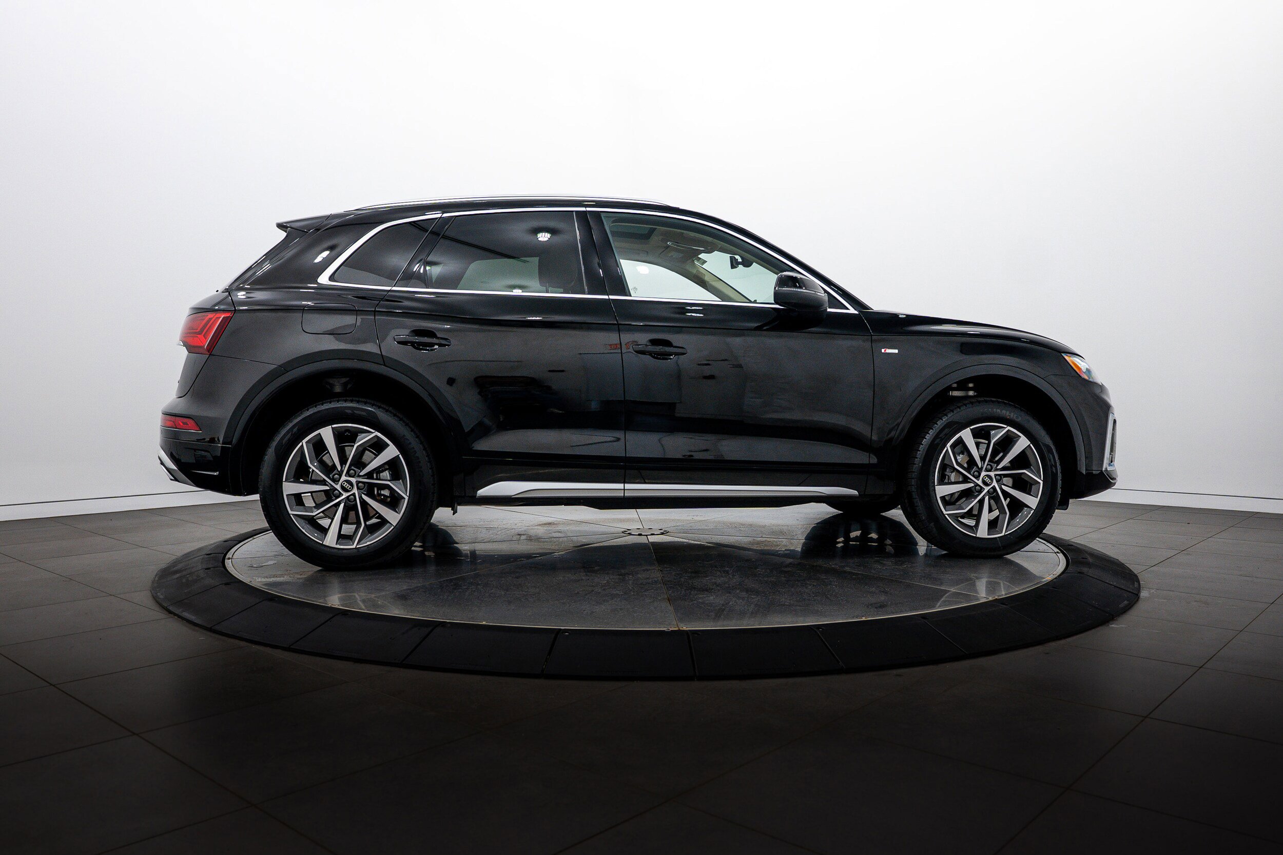 Certified 2023 Audi Q5 2.0T Premium Plus w/ Premium Plus Package AWD/4WD image 2