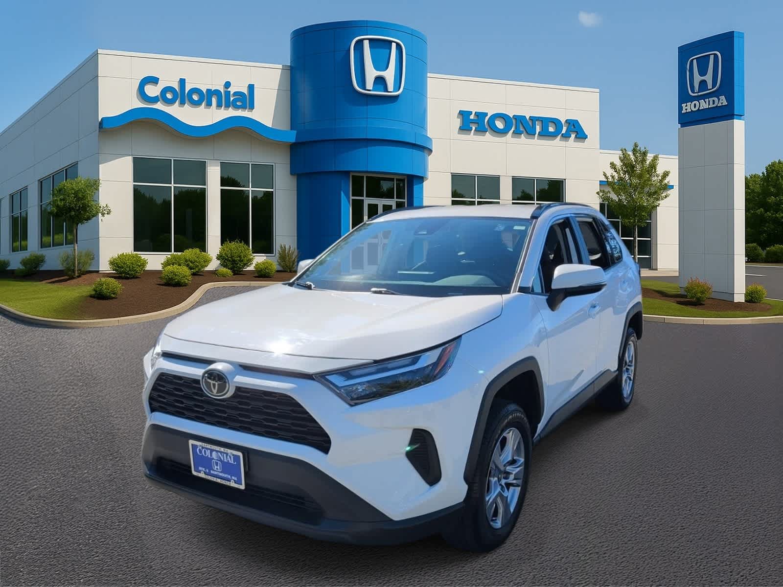 Used 2023 Toyota RAV4 XLE AWD/4WD image 2