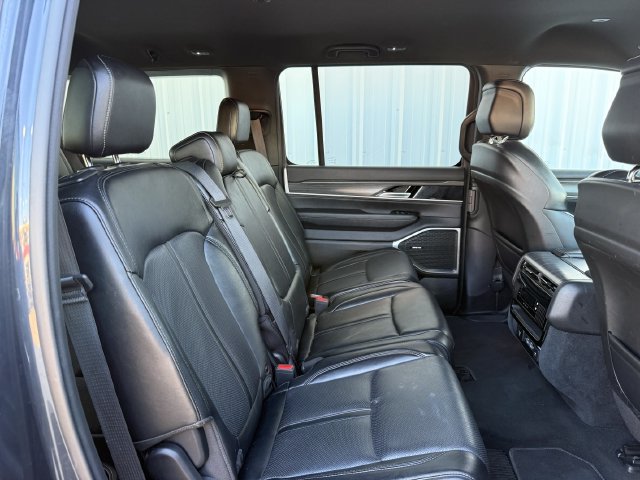 Used 2024 Jeep Wagoneer L Series II AWD/4WD image 30