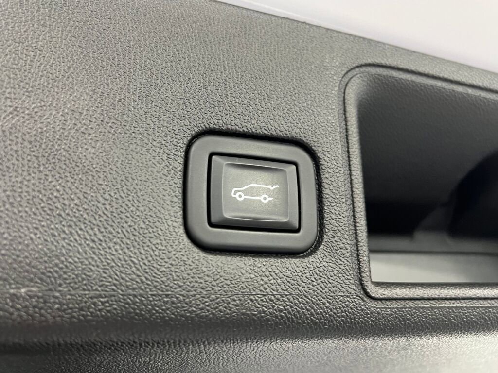 Used 2023 GMC Terrain SLE w/ Driver Convenience Package image 17