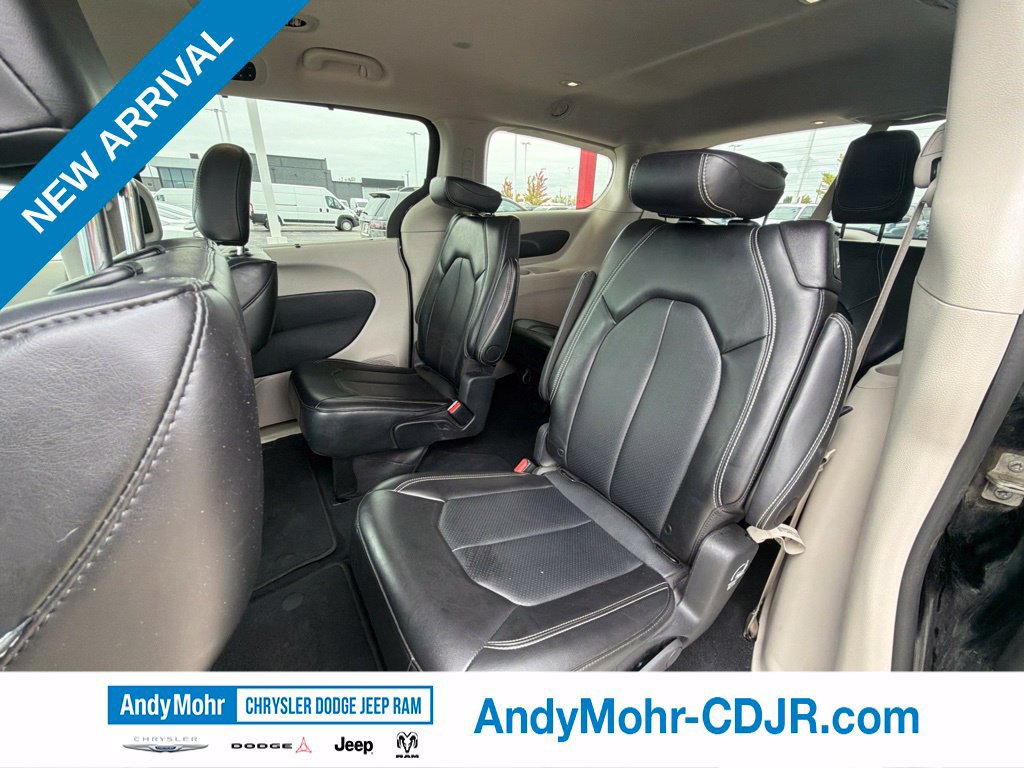 Used 2024 Chrysler Pacifica Touring-L FWD image 16