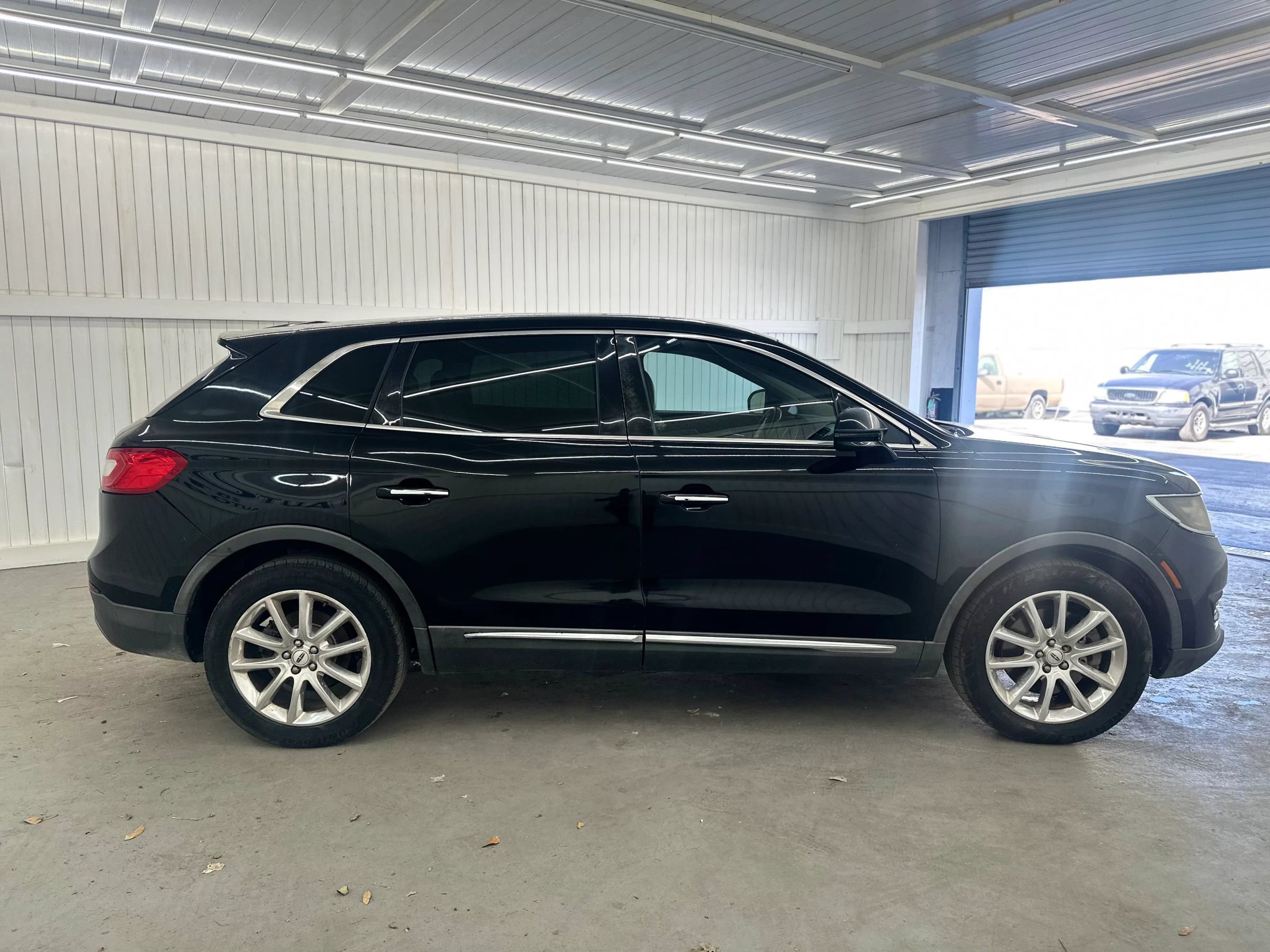 Used 2016 Lincoln MKX Select w/ Select Plus Package FWD image 4