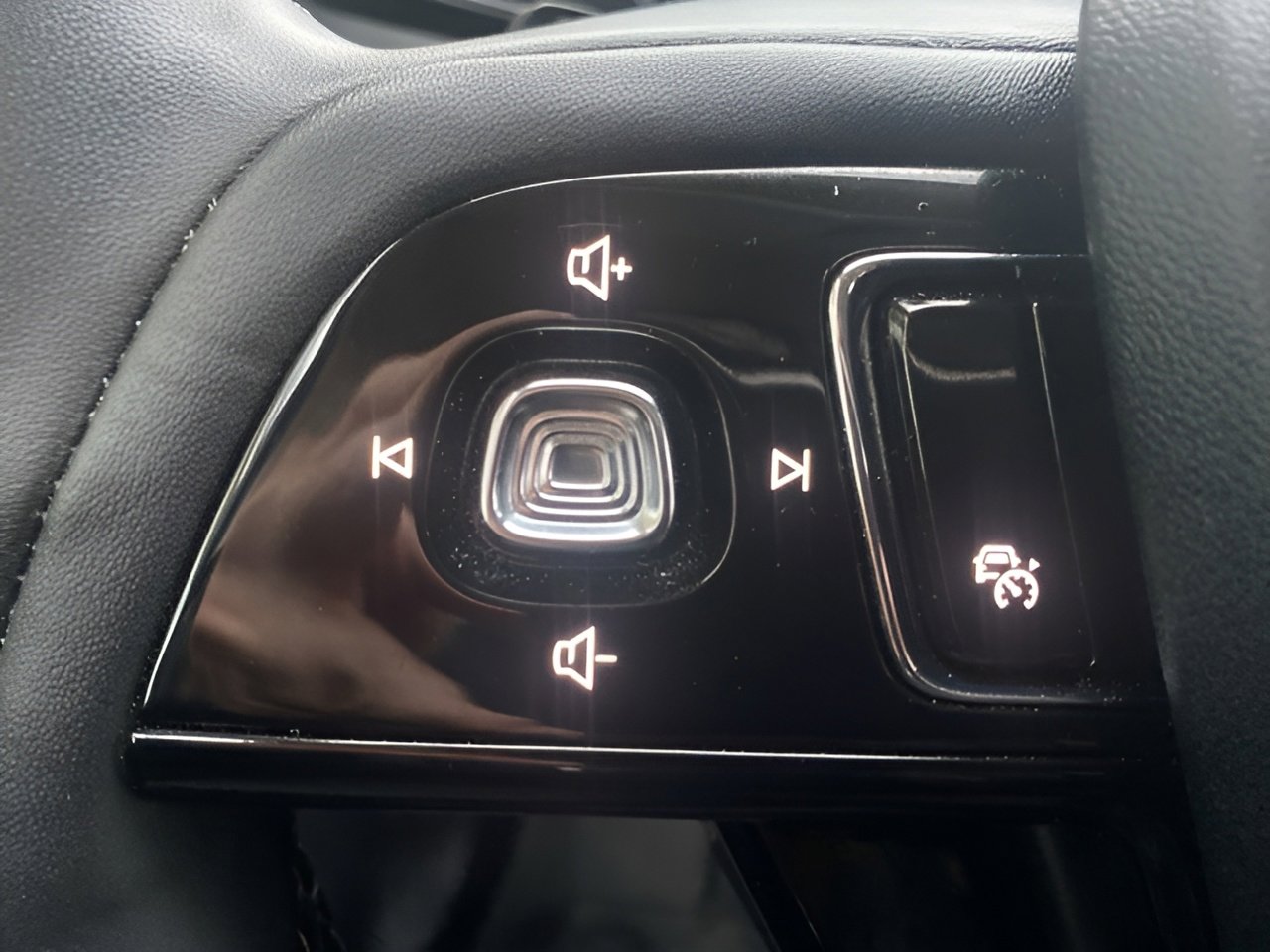 Used 2024 Lincoln Corsair AWD w/ Towing Package image 14