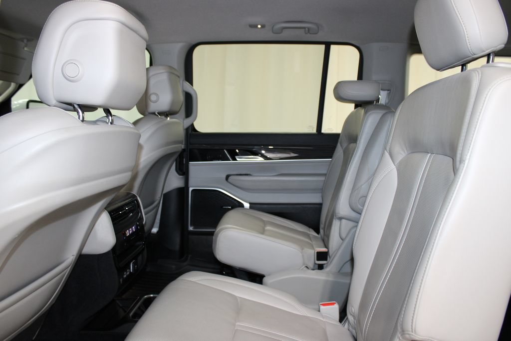 Used 2022 Jeep Wagoneer Series III w/ Flexible Seating Group AWD/4WD image 21