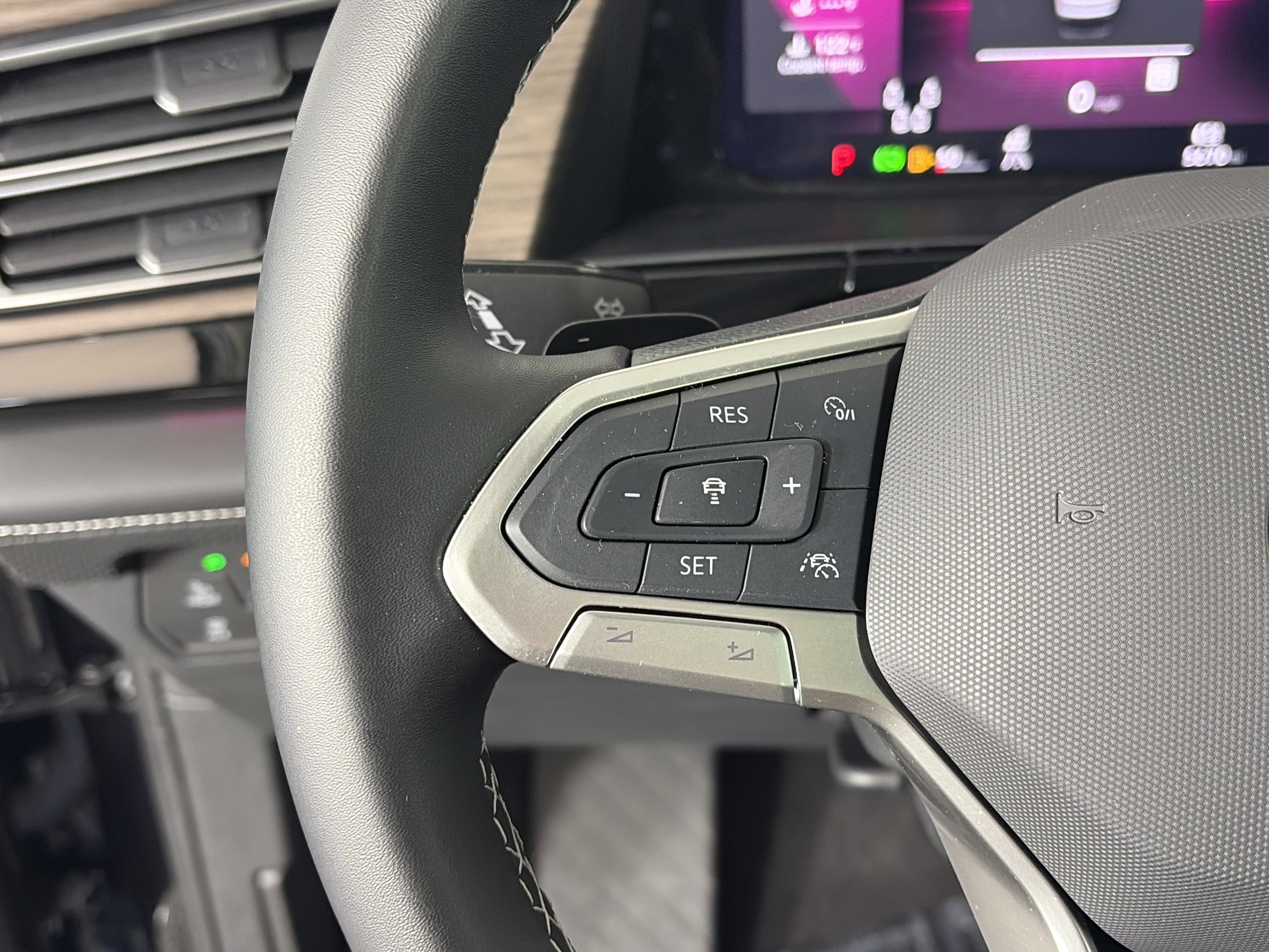 Used 2025 Volkswagen Atlas SEL image 30