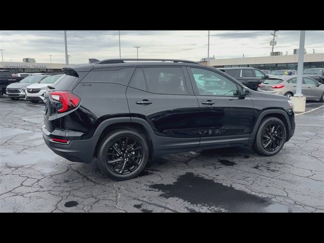 Used 2024 GMC Terrain SLE w/ Driver Convenience Package FWD image 8