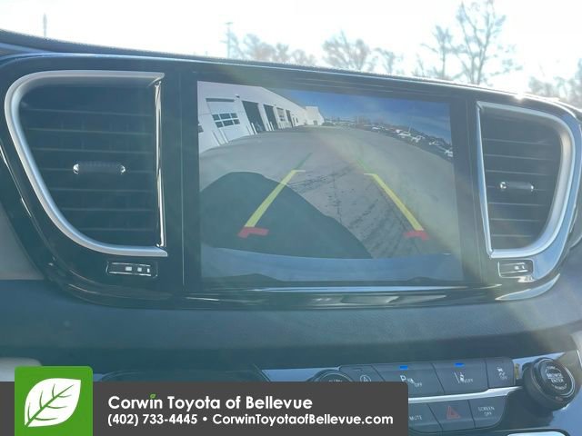 Used 2024 Chrysler Pacifica Touring-L image 8