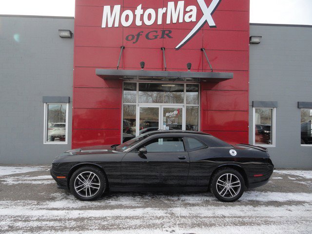 Used 2019 Dodge Challenger SXT image 2