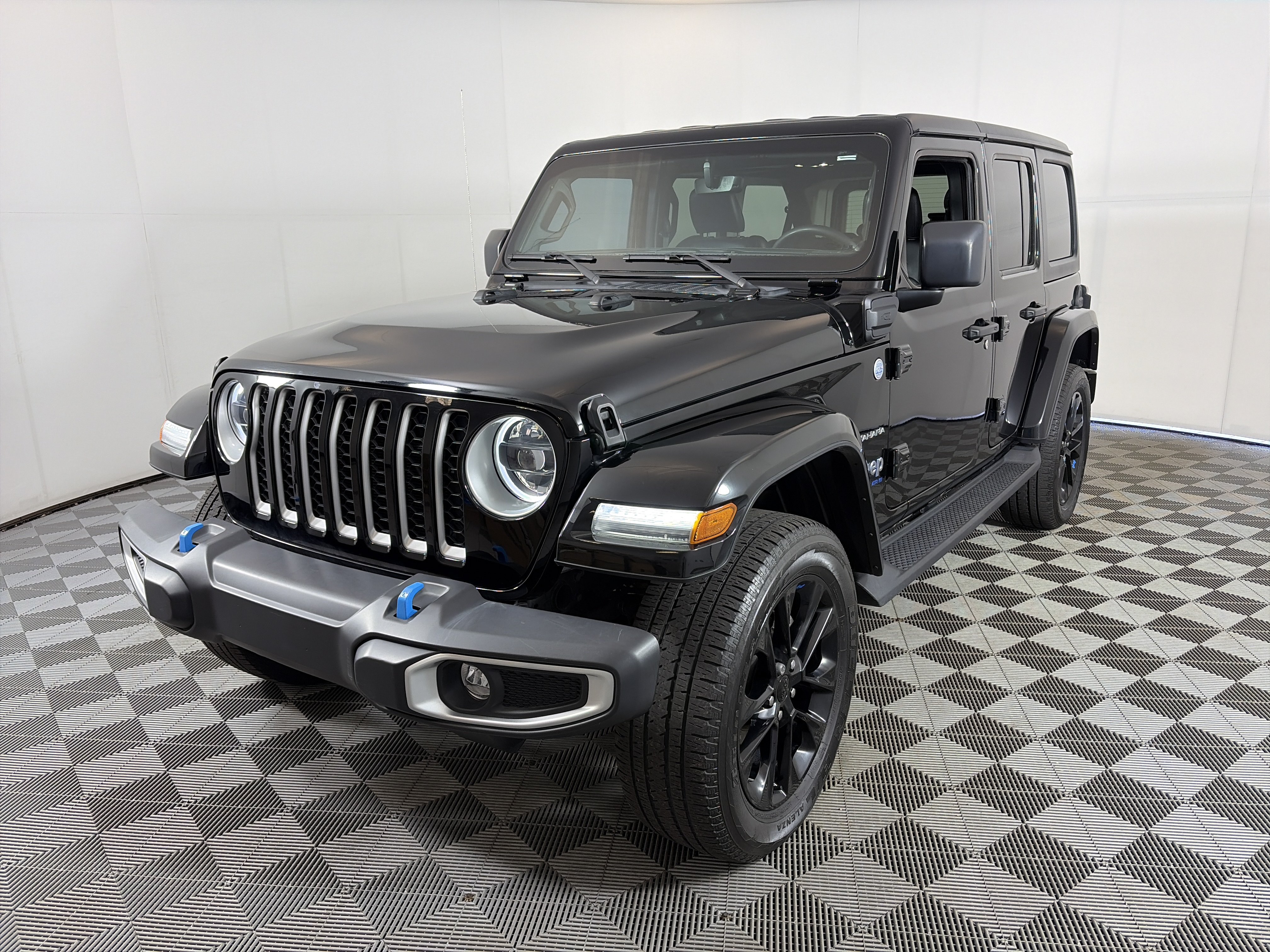 Used 2023 Jeep Wrangler Unlimited Sahara AWD/4WD image 2
