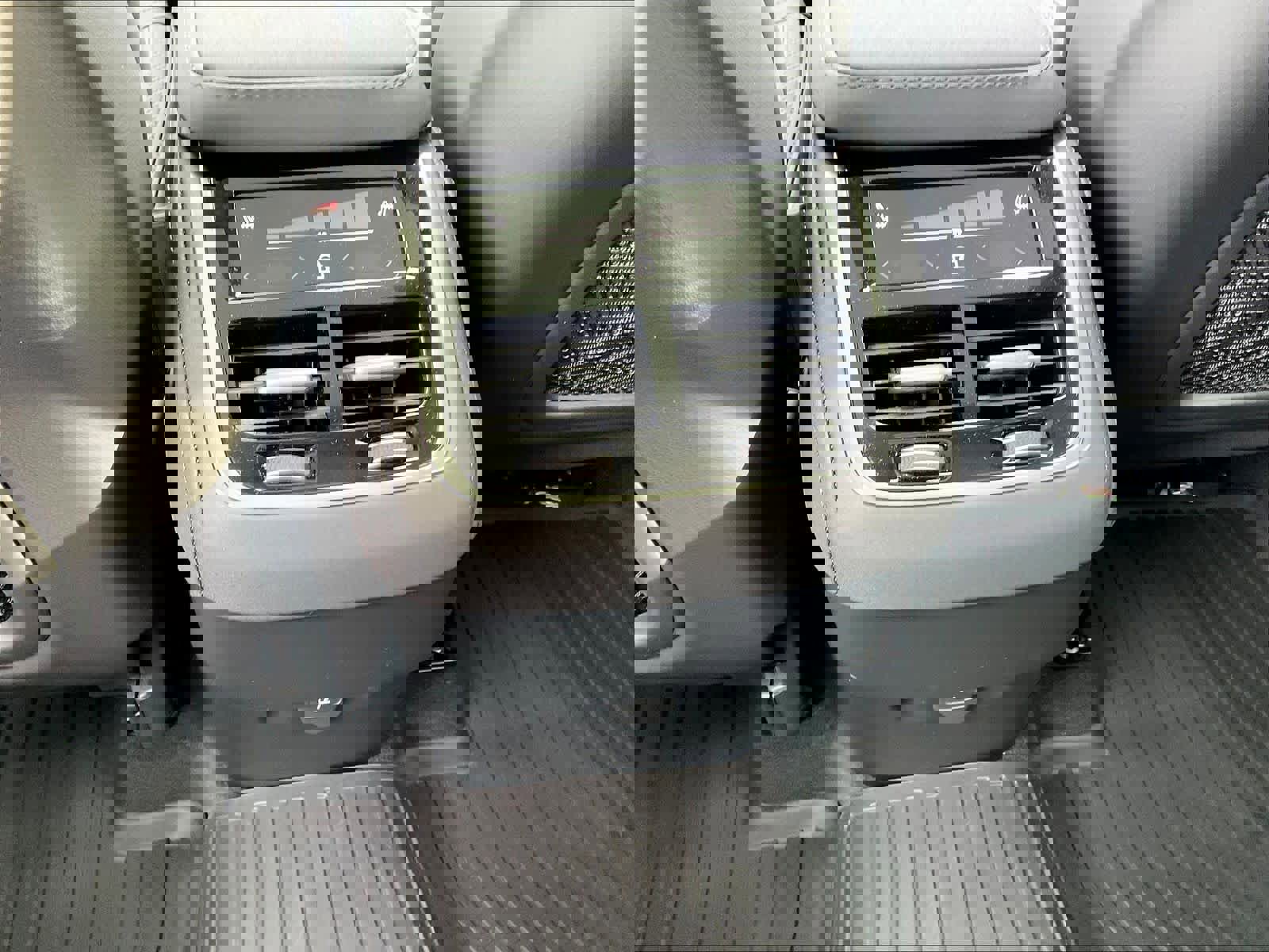 New 2026 Volvo XC90 B5 Plus w/ Protection Package AWD/4WD image 16