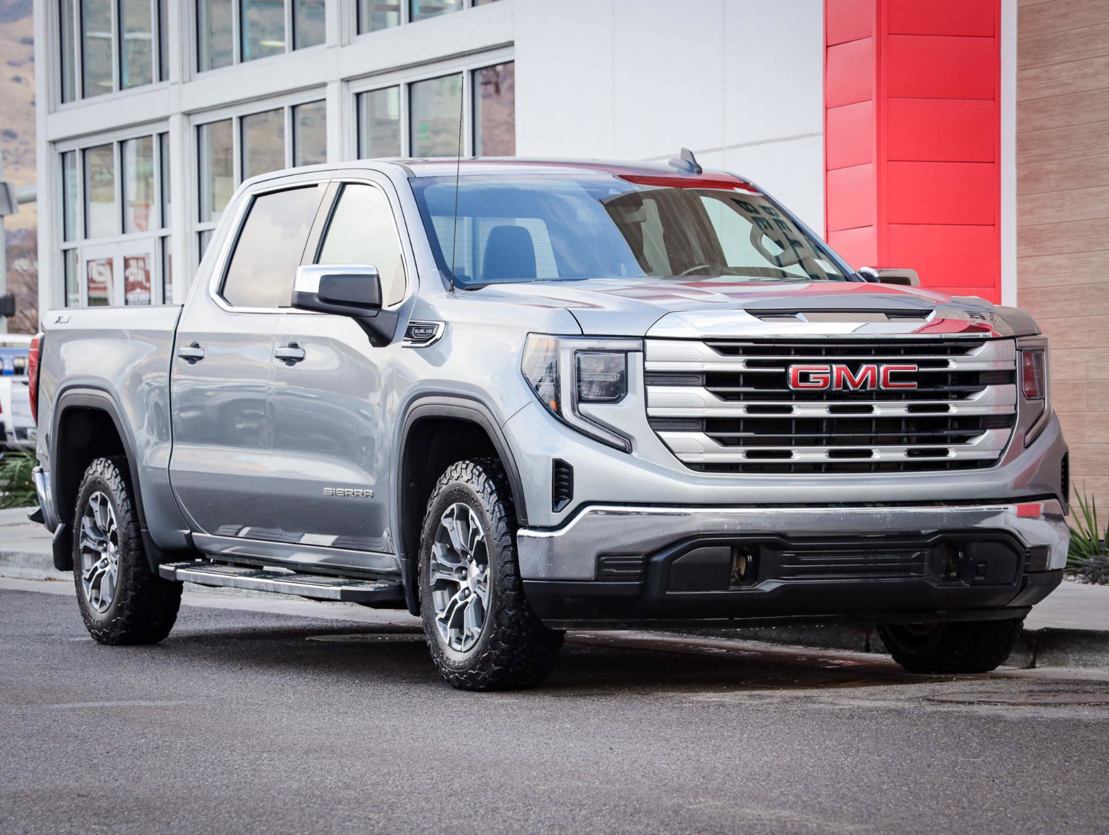 Used 2023 GMC Sierra 1500 SLE image 1
