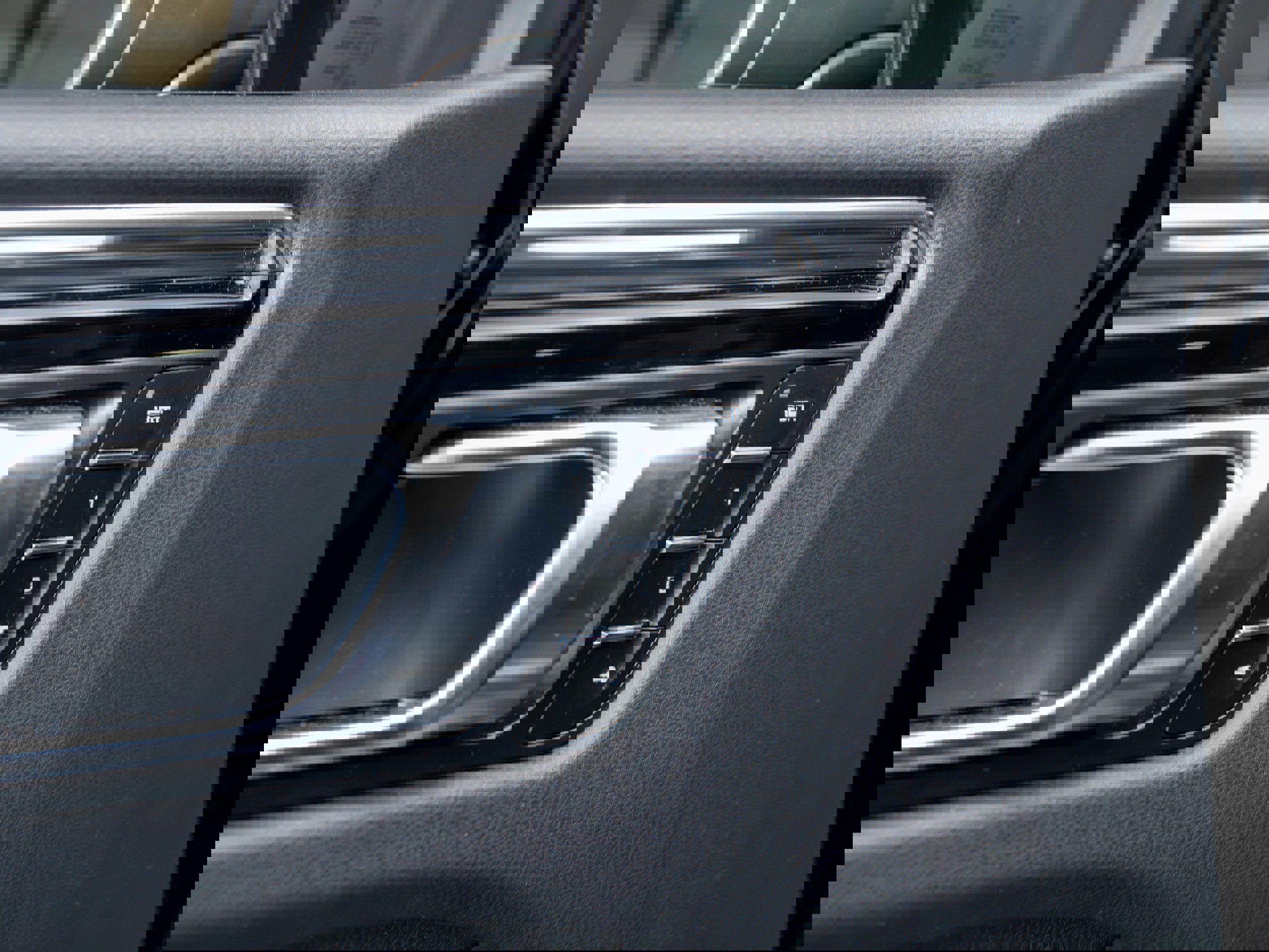 Certified 2025 Porsche Macan Turbo image 33