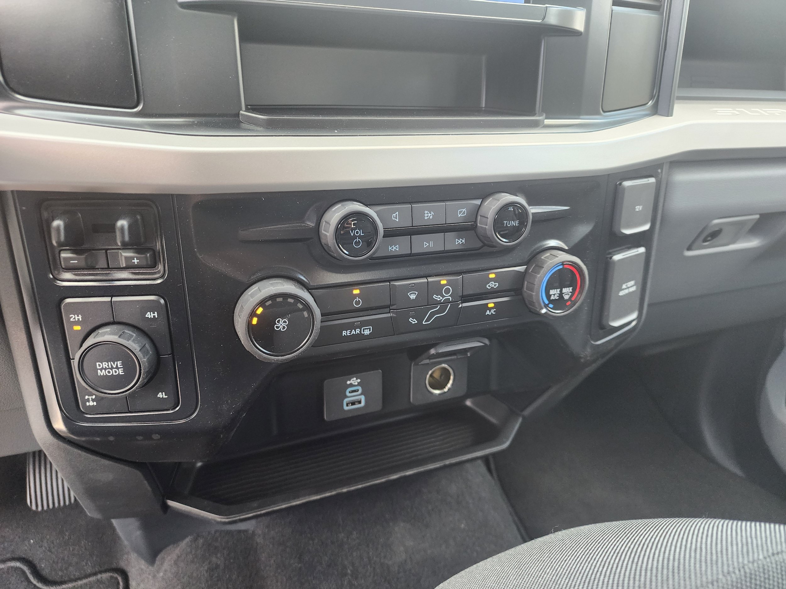 New 2024 Ford F250 XL w/ STX Appearance Package AWD/4WD image 17