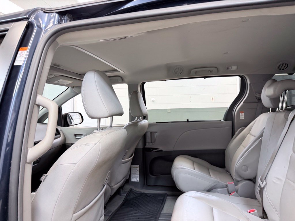 Used 2018 Toyota Sienna XLE w/ XLE Navigation Package FWD image 18