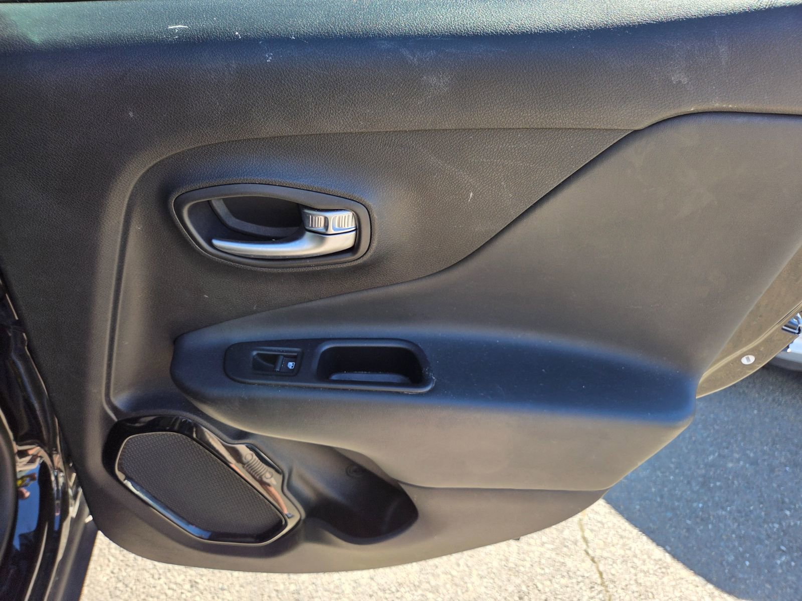 Used 2018 Jeep Renegade Altitude w/ UConnect 8.4 Nav Group image 12