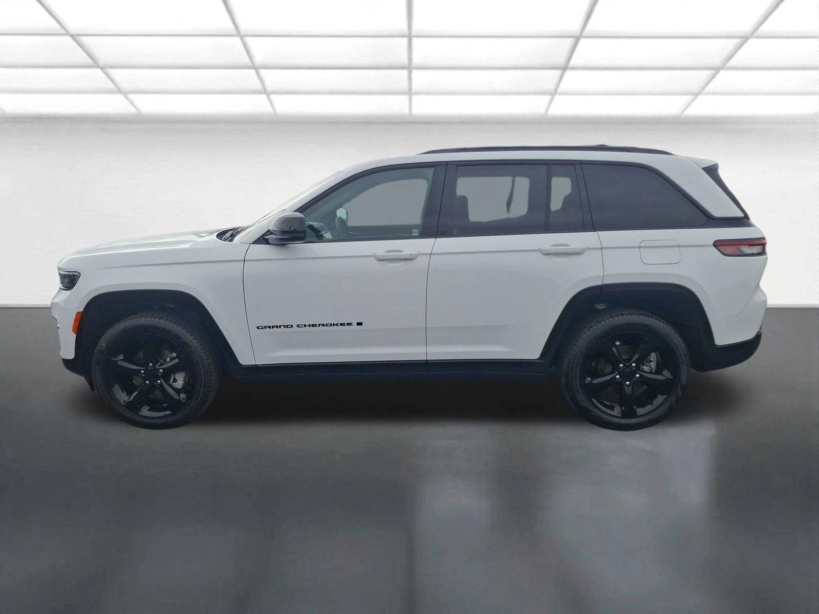 Used 2025 Jeep Grand Cherokee Limited w/ Black Appearance Package AWD/4WD image 6