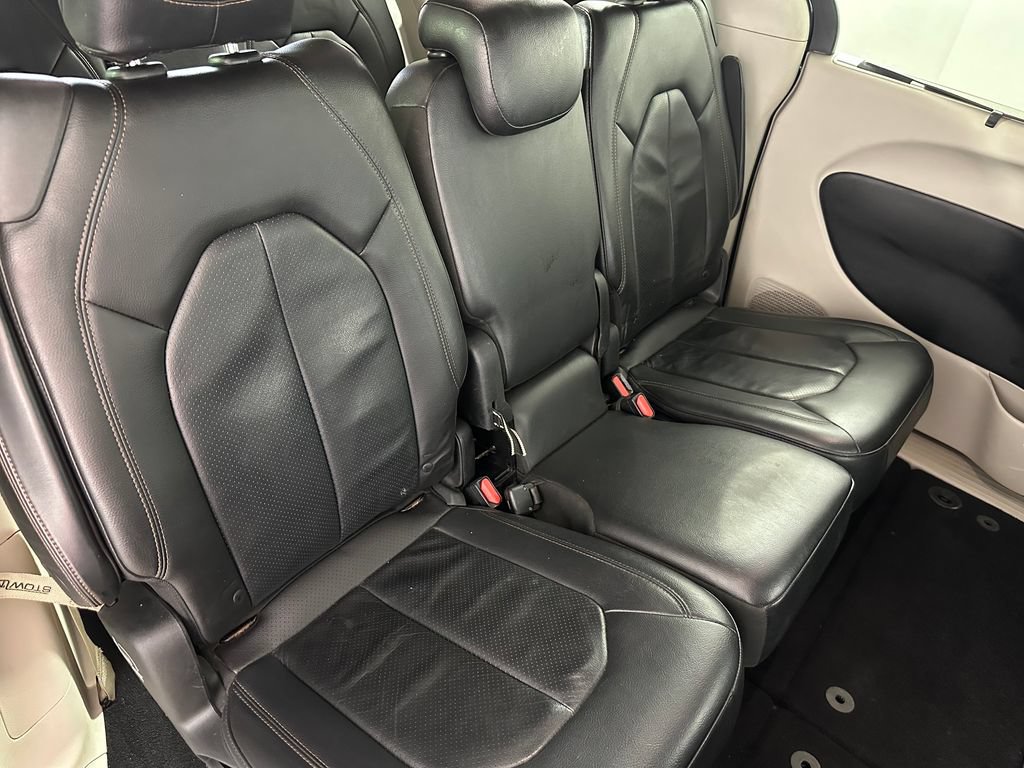 Used 2018 Chrysler Pacifica Touring-L FWD image 29