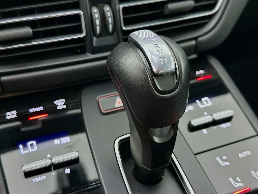 Certified 2024 Porsche Macan AWD/4WD image 19