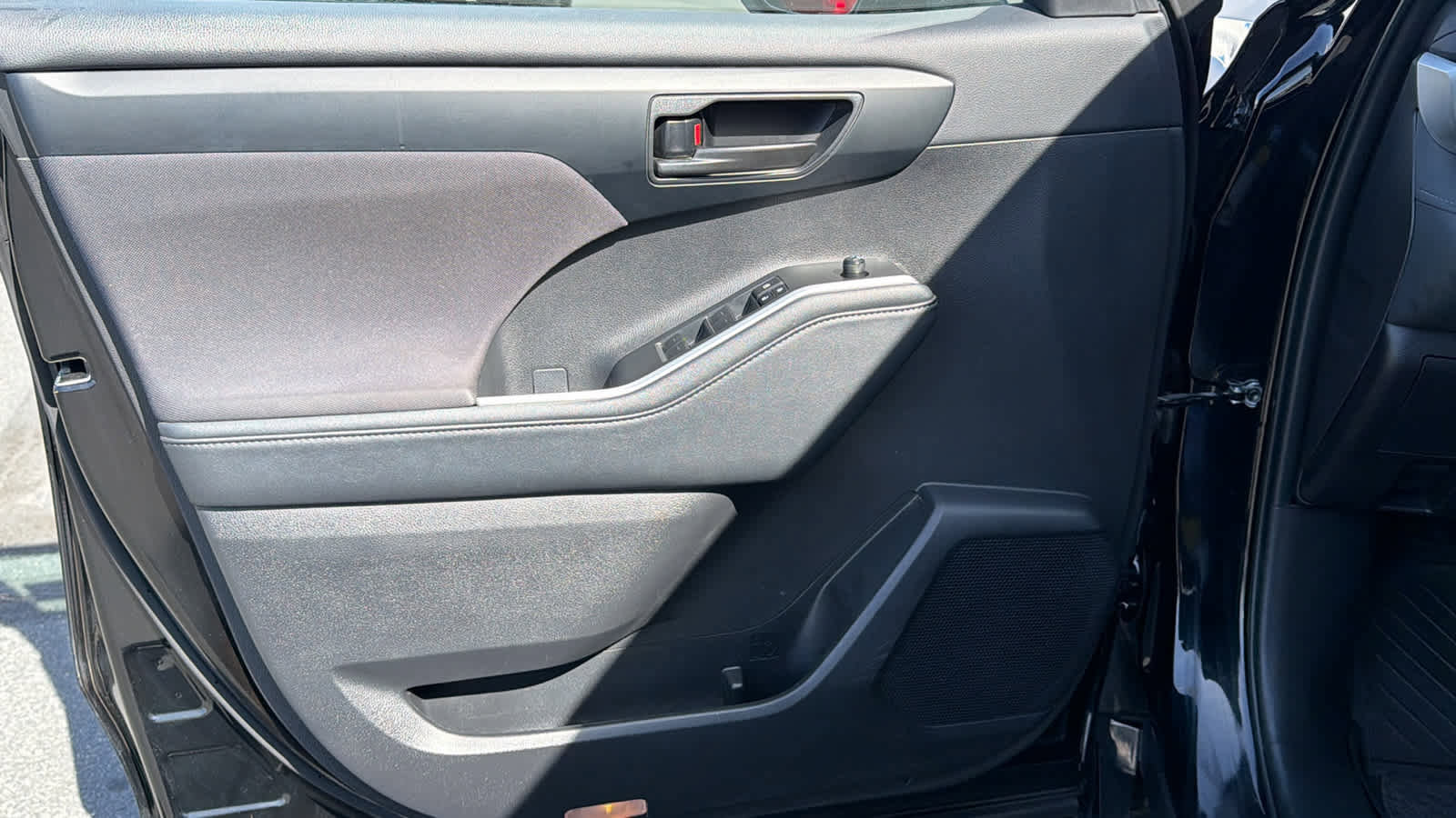 Used 2024 Toyota Highlander LE image 23