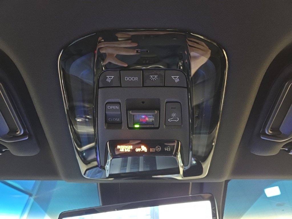 Used 2023 Toyota Venza Limited image 28