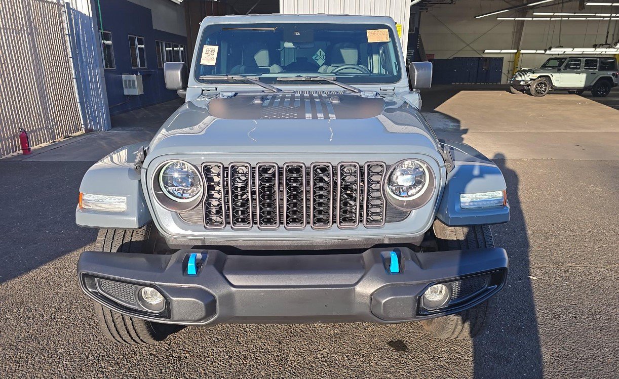 Used 2024 Jeep Wrangler Unlimited w/ Convenience Group AWD/4WD image 3