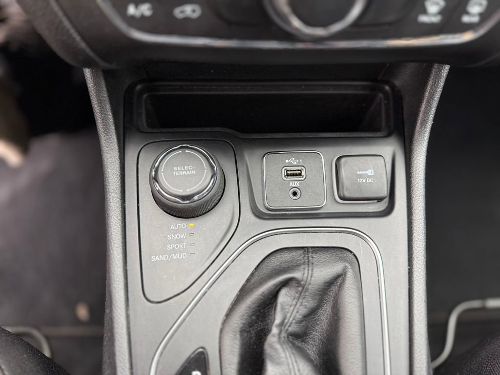 Used 2019 Jeep Cherokee Latitude w/ Popular Appearance Group image 24