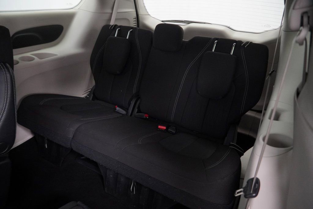 Used 2023 Chrysler Voyager LX image 21