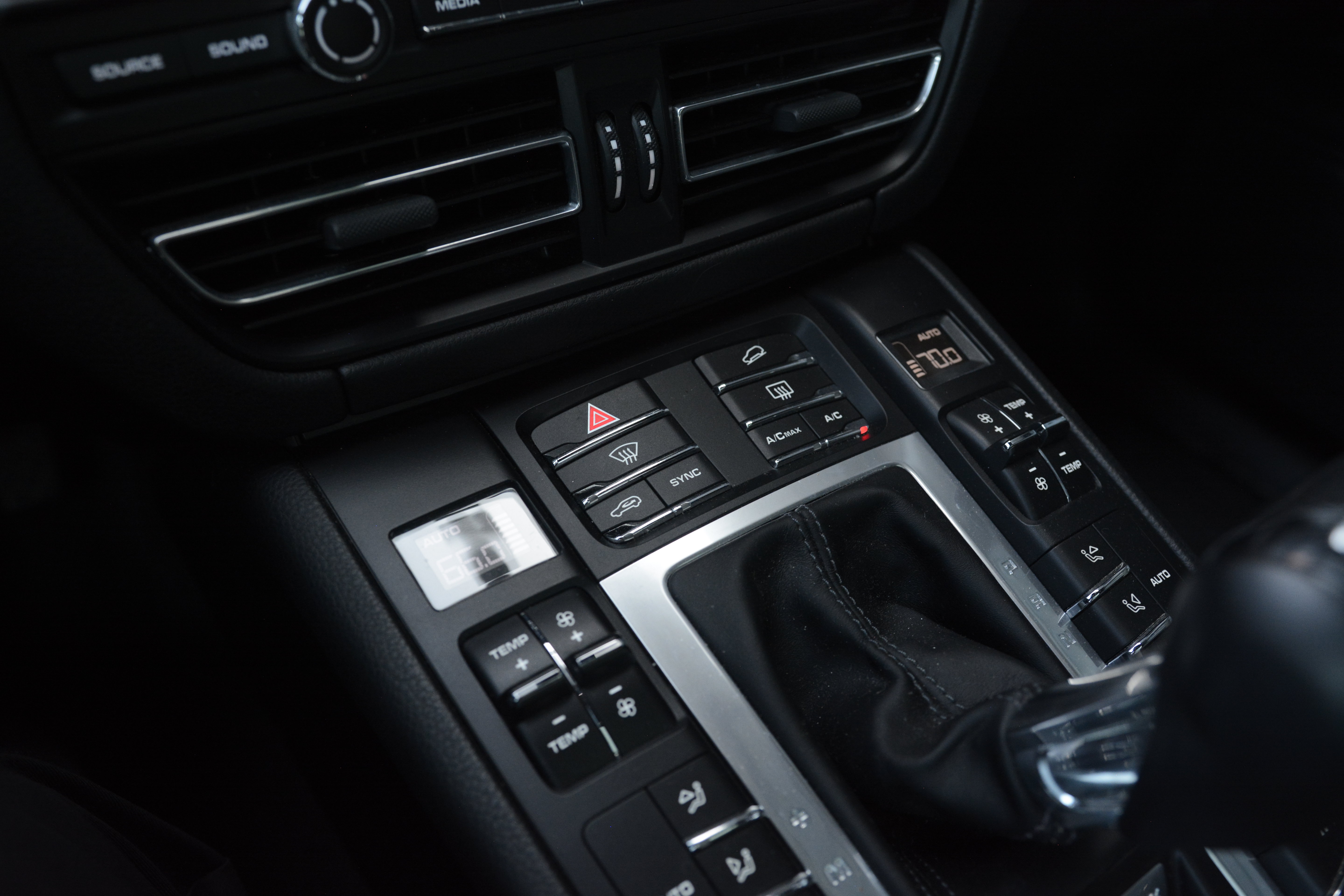 Certified 2019 Porsche Macan AWD/4WD image 23