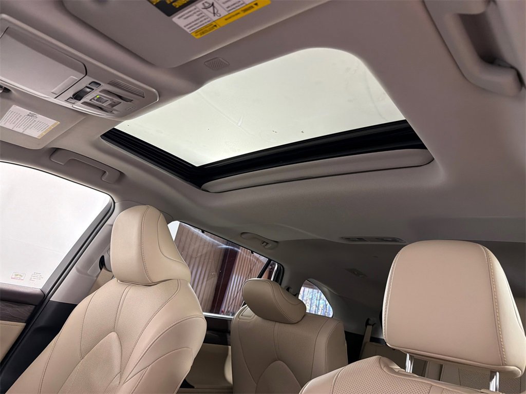 Used 2020 Toyota Highlander Limited image 2