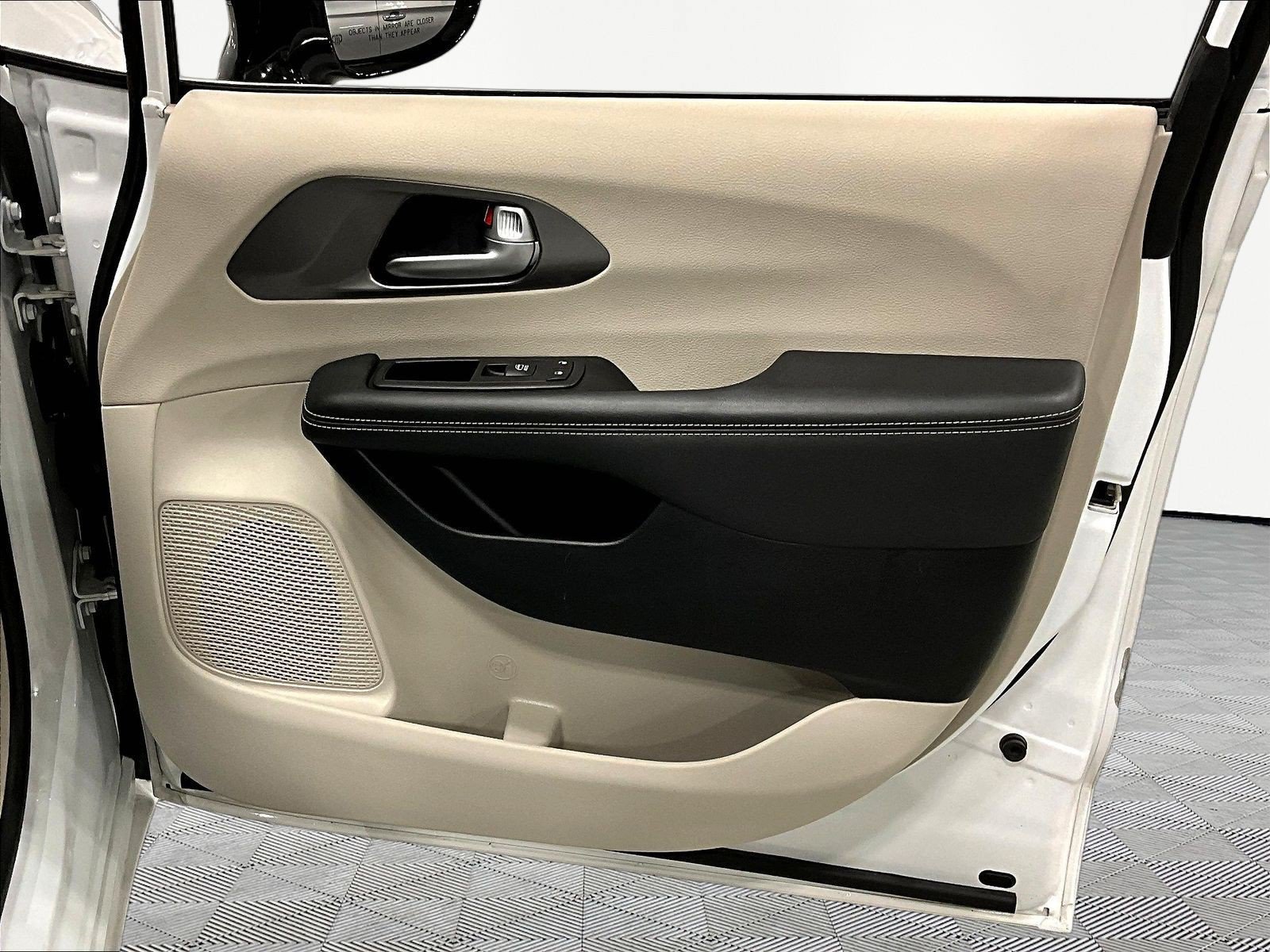 Used 2024 Chrysler Pacifica Limited FWD image 28