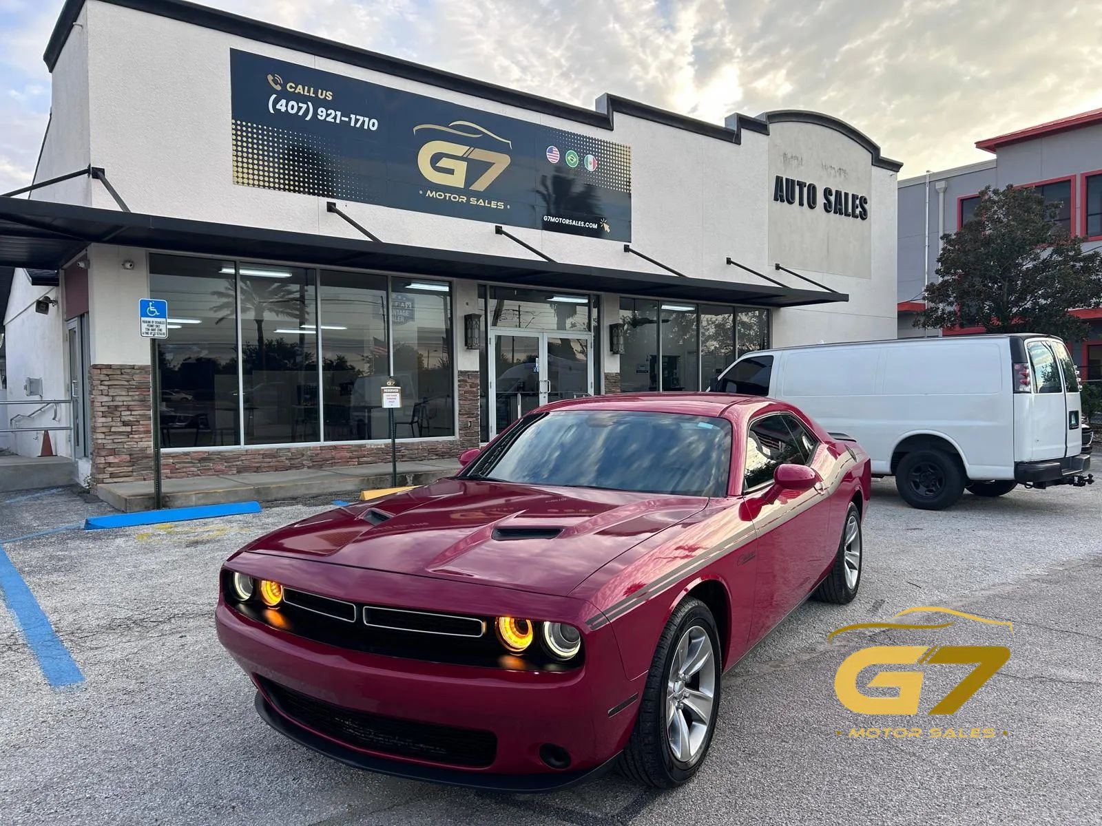 Used 2017 Dodge Challenger SXT RWD image 1