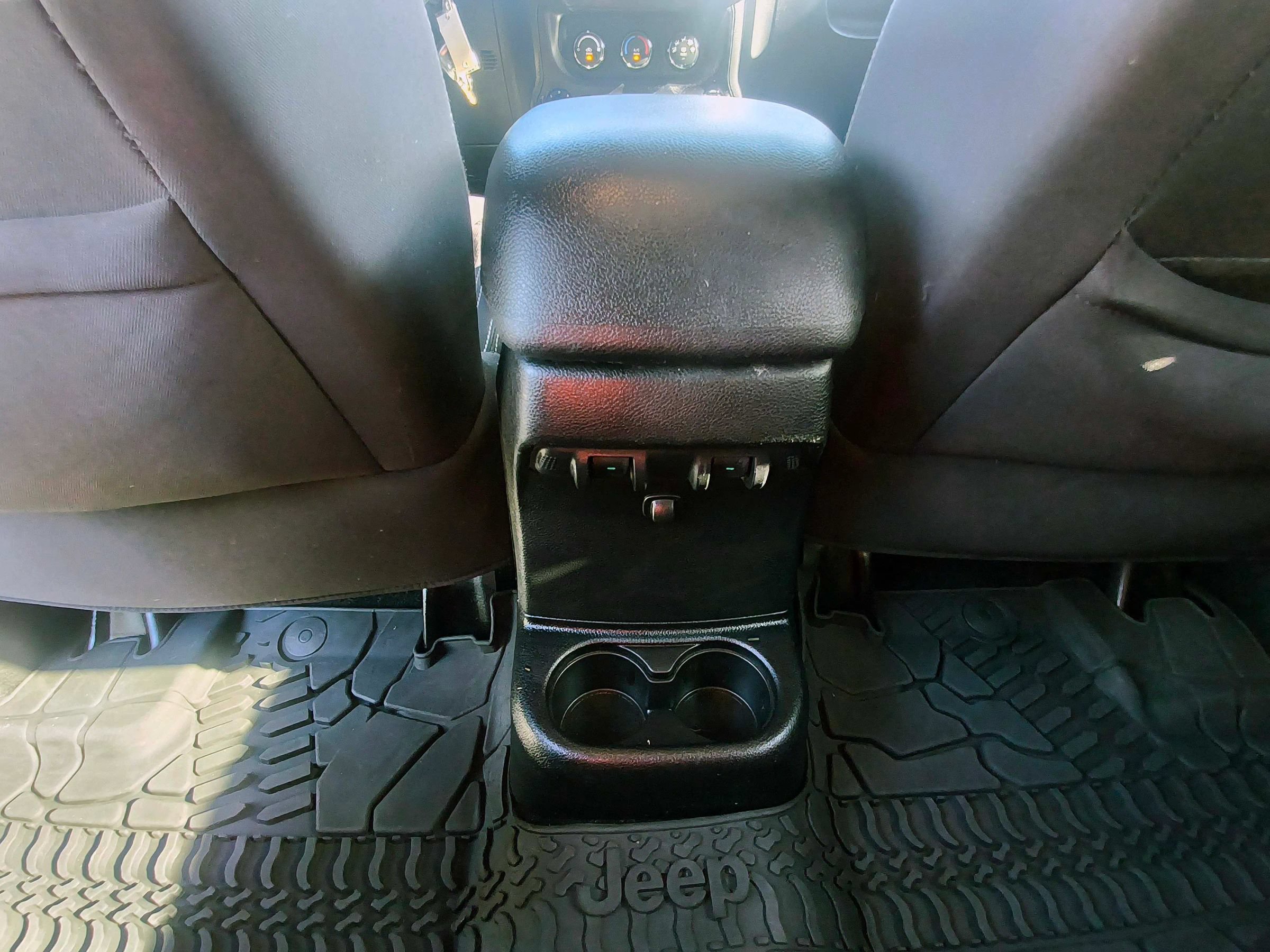 Used 2014 Jeep Wrangler Unlimited Rubicon w/ Connectivity Group AWD/4WD image 27