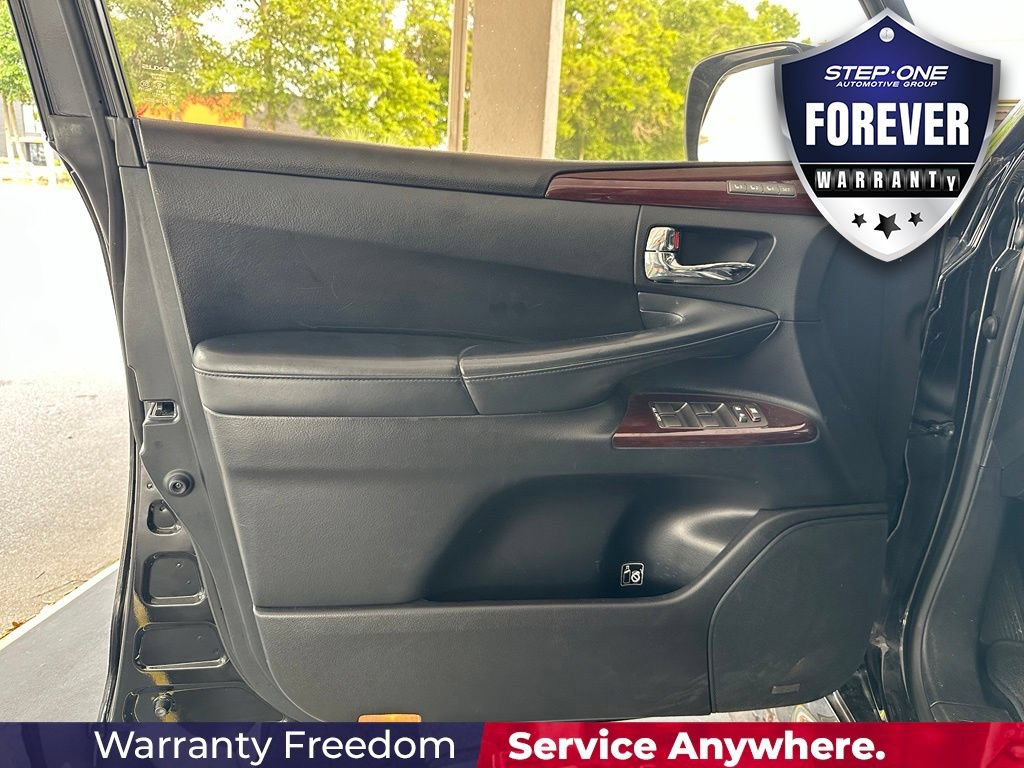 Used 2013 Lexus LX 570 4WD w/ Luxury Pkg w/Pre-crash image 10