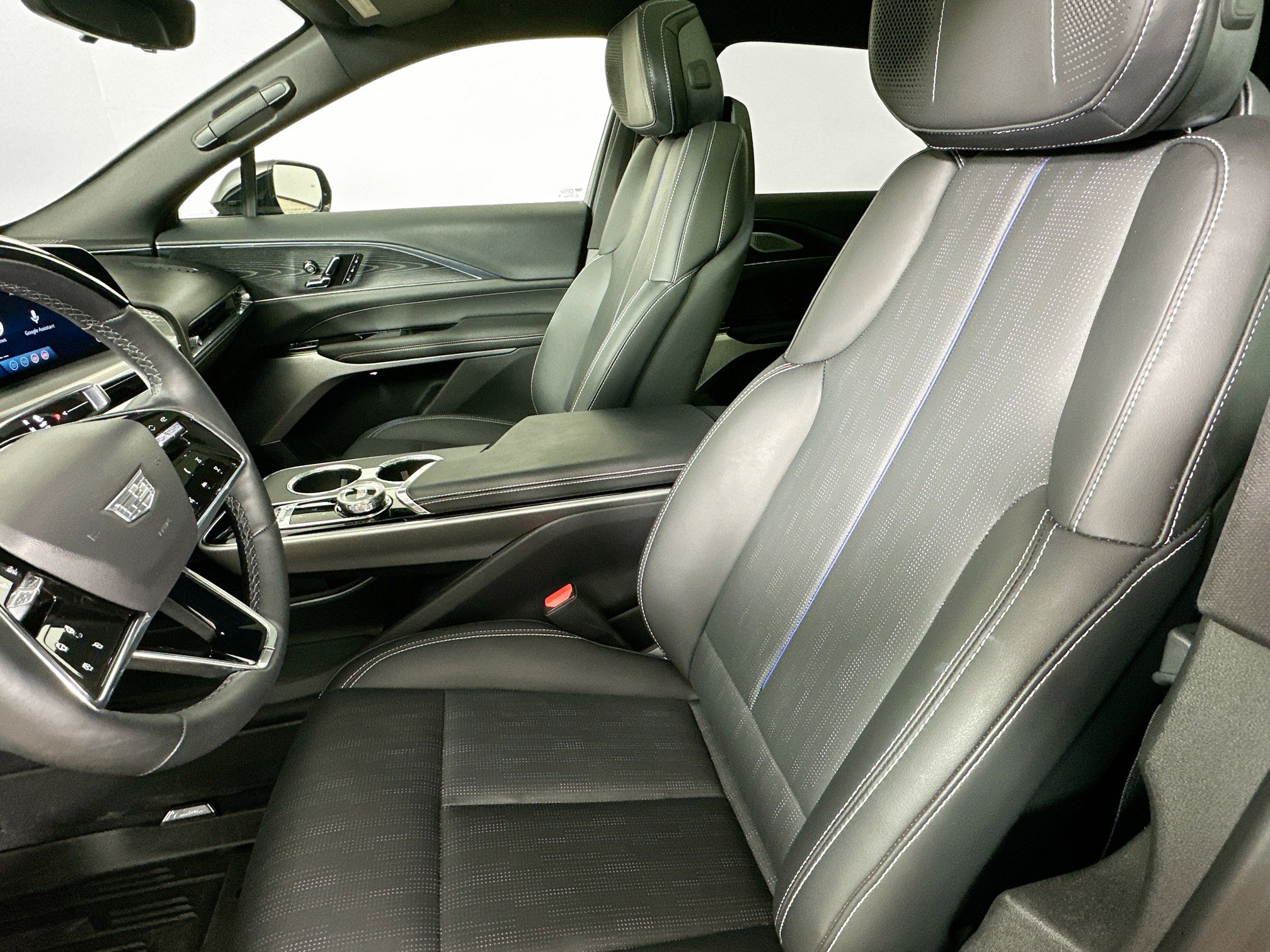 Used 2024 Cadillac Lyriq Luxury w/ LPO, Floor Liner Package image 29