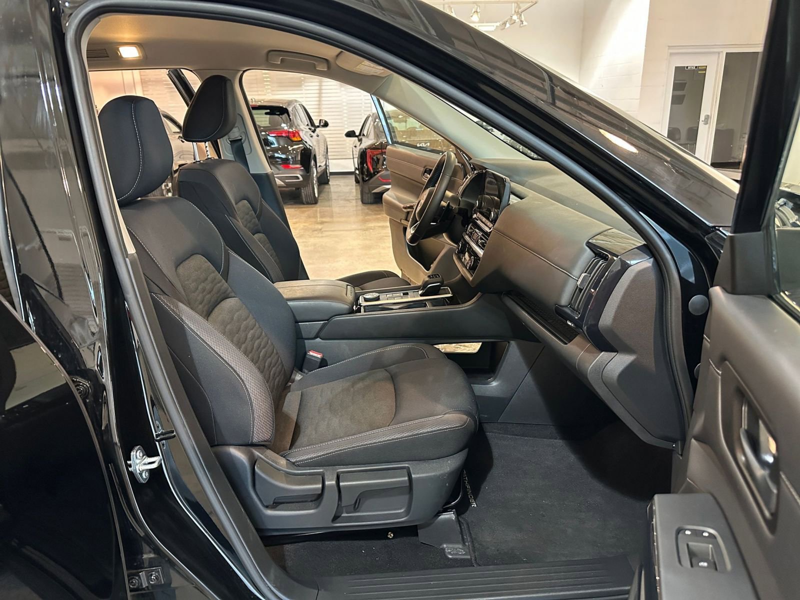 Used 2025 Nissan Pathfinder SV image 38