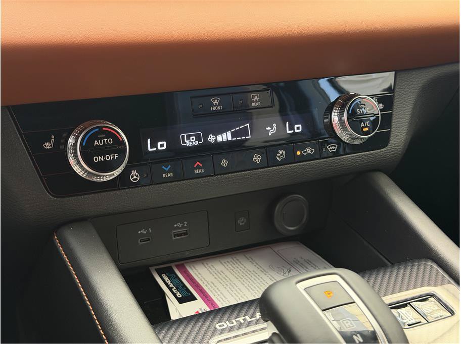 Used 2025 Mitsubishi Outlander 4WD Plug-In Hybrid image 14