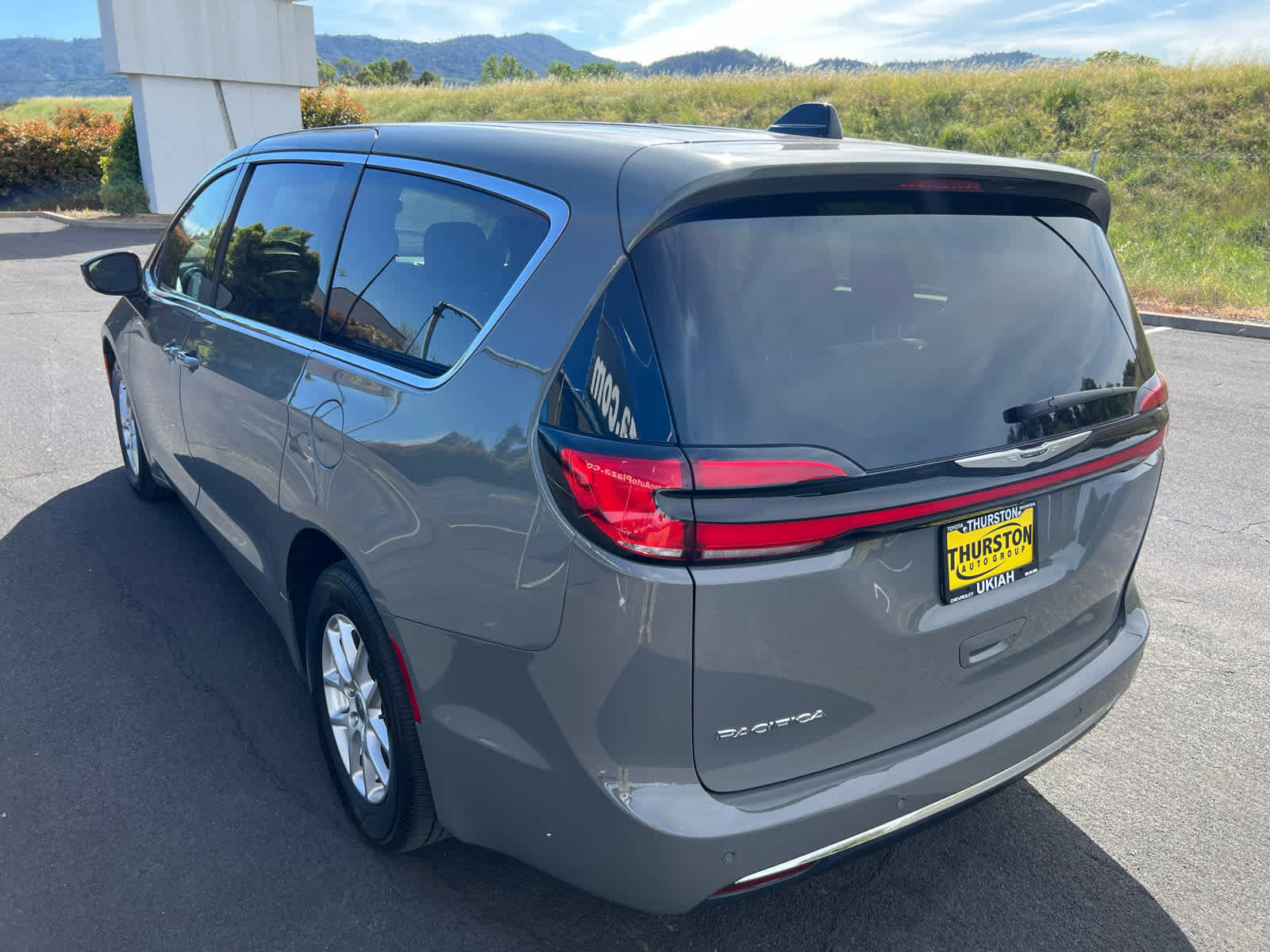 Used 2025 Chrysler Pacifica Select FWD image 8