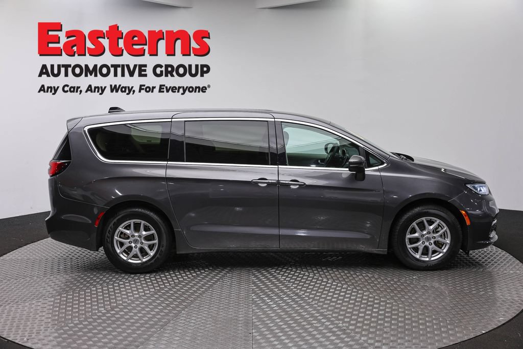 Used 2023 Chrysler Pacifica Touring-L FWD image 4