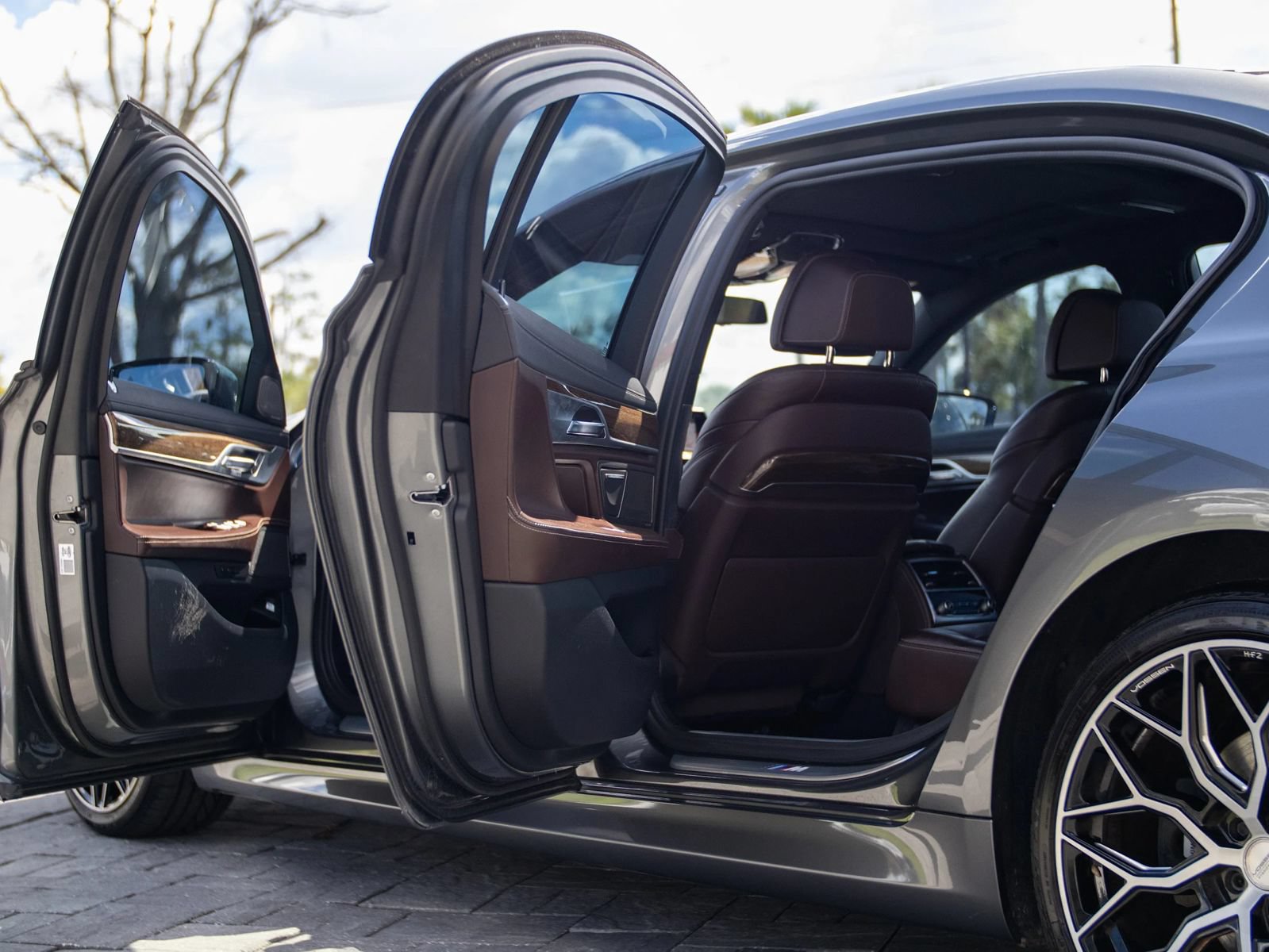 Used 2019 BMW 750i w/ M Sport Package RWD image 16