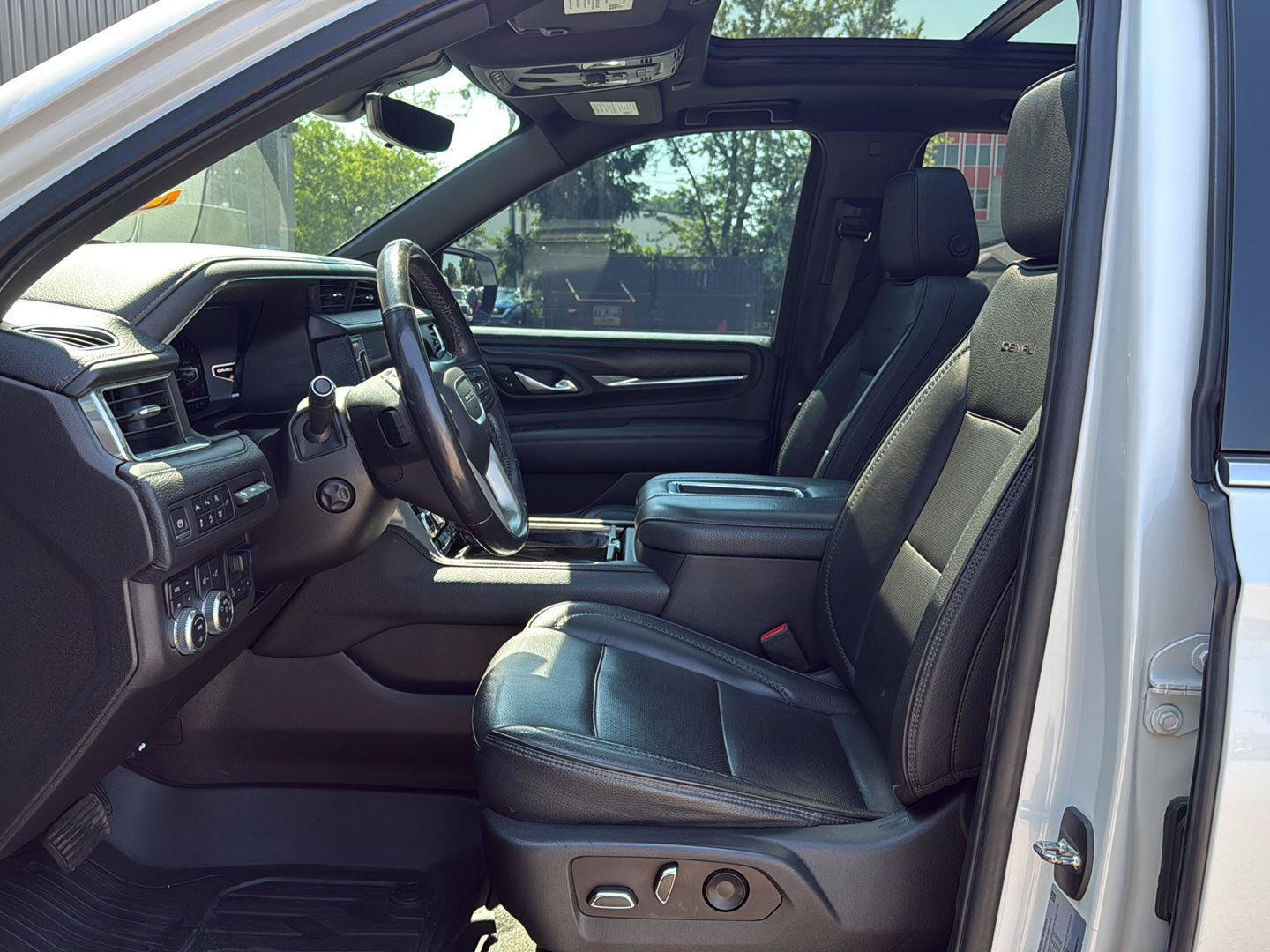 Used 2022 GMC Yukon Denali w/ Denali Premium Package AWD/4WD image 9