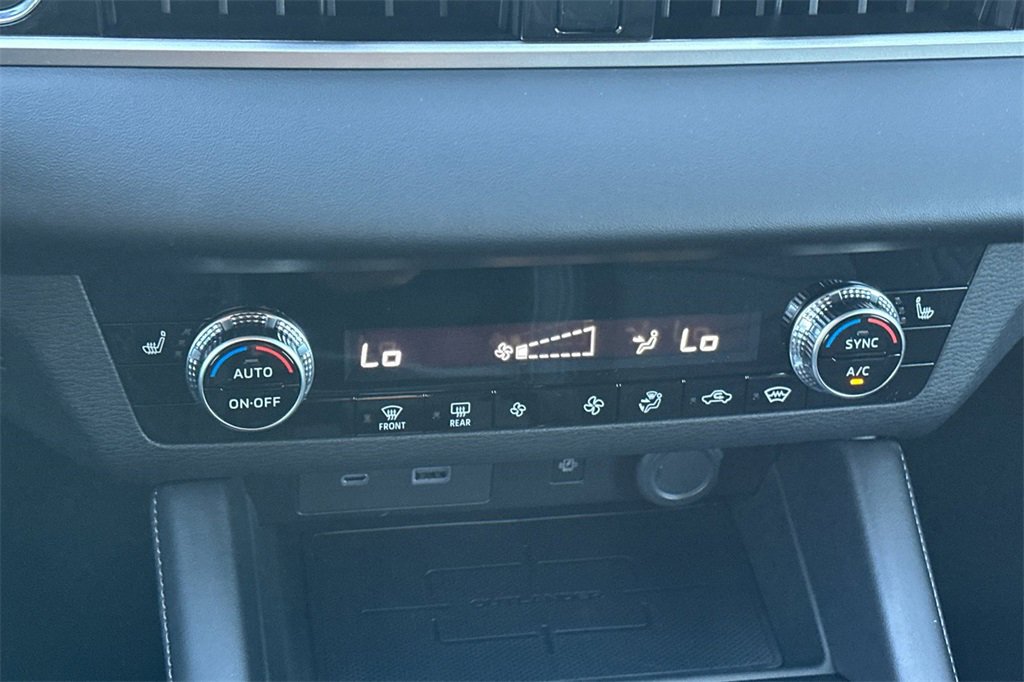 New 2025 Mitsubishi Outlander SE image 21