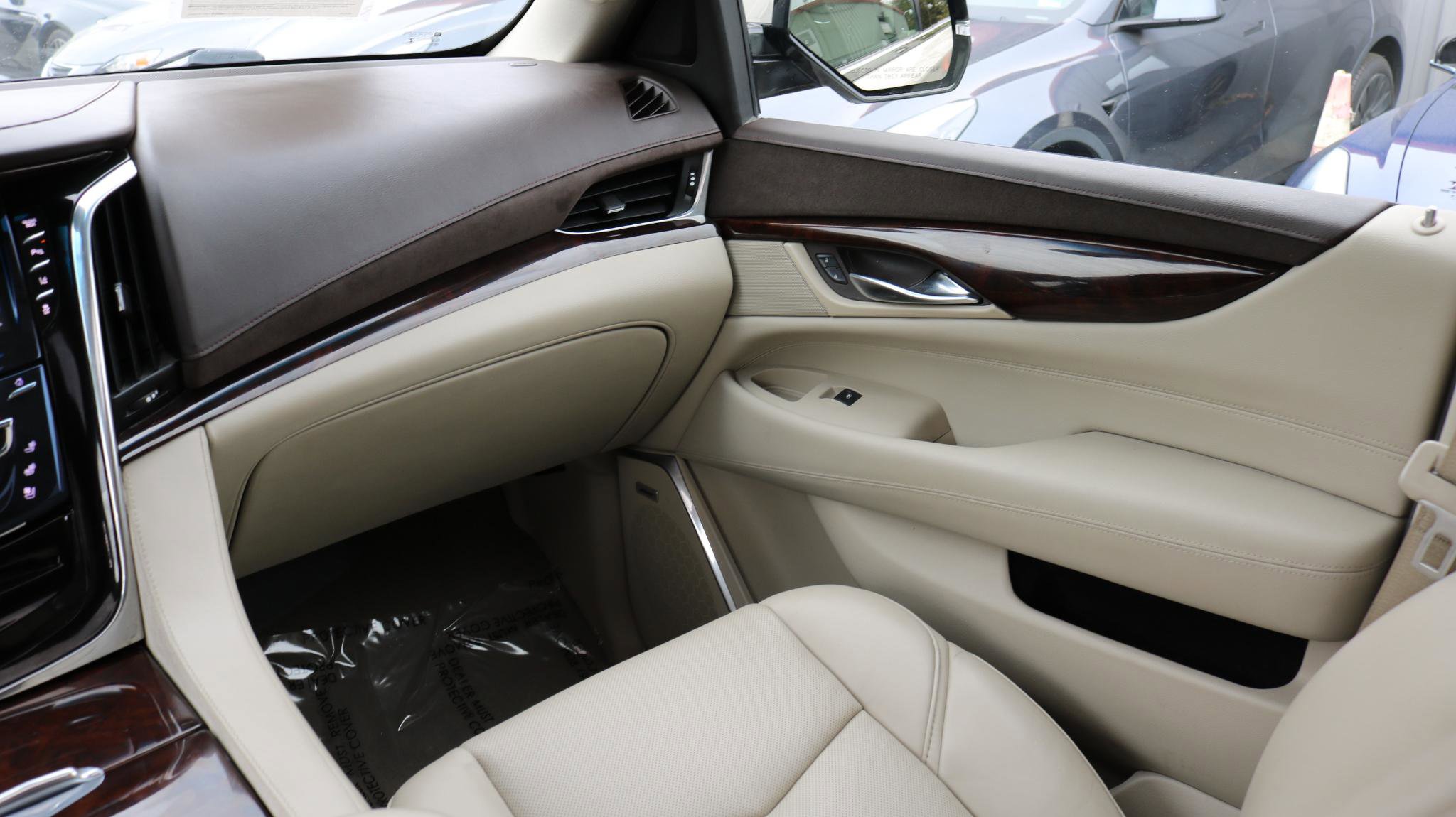 Used 2015 Cadillac Escalade Luxury AWD/4WD image 25