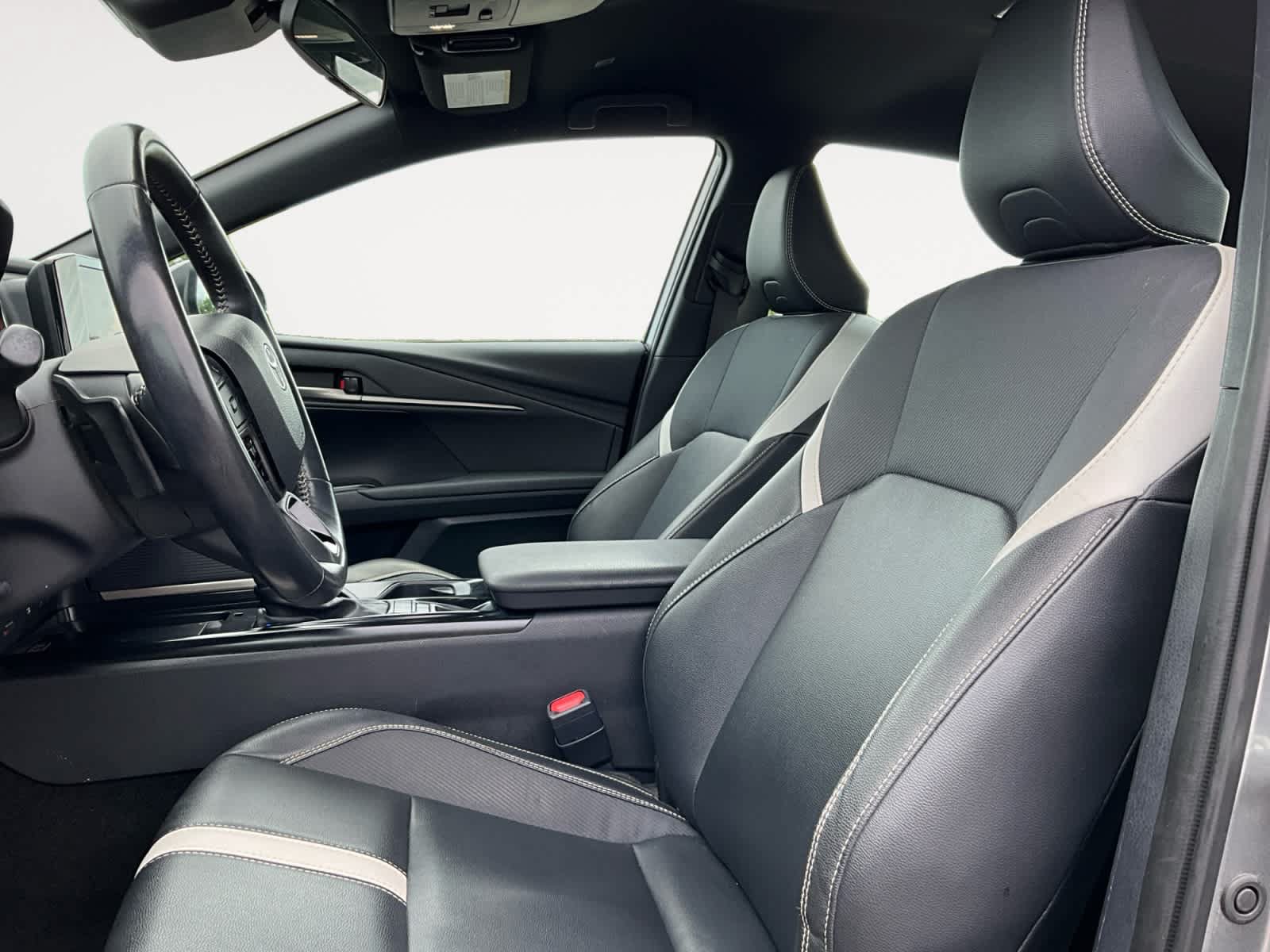 Used 2025 Toyota Camry SE FWD image 9